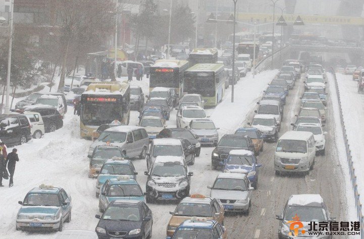 2013年11月18日，哈尔滨，暴雪造成交通拥堵。