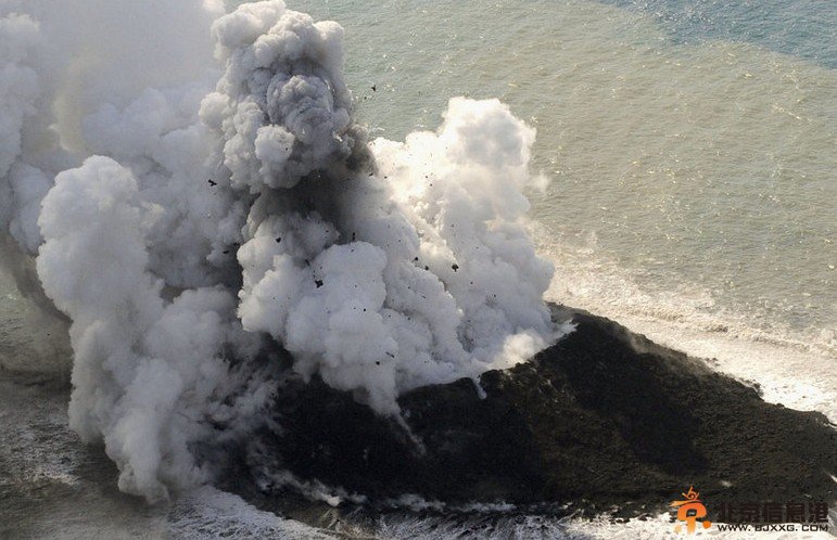 日本火山喷发形成新岛 官员望借其扩领海