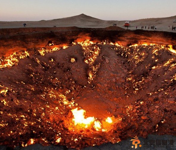中亚沙漠深坑大火：中亚沙漠深坑大火40年不灭被称地狱之门