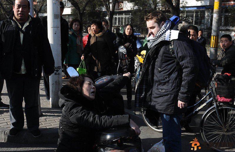 北京左家庄外国小伙扶摔倒东北口音女子遭讹诈