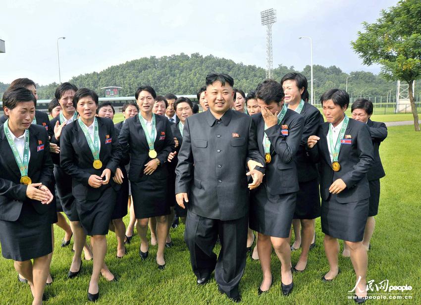 金正恩关注朝鲜足球发展 看球赛接见朝鲜女足队员