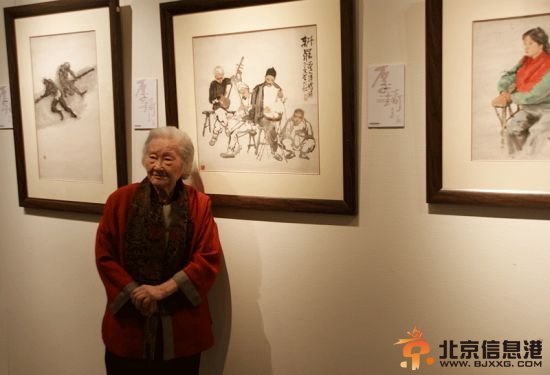 李可染夫人邹佩珠教授在石鲁作品前