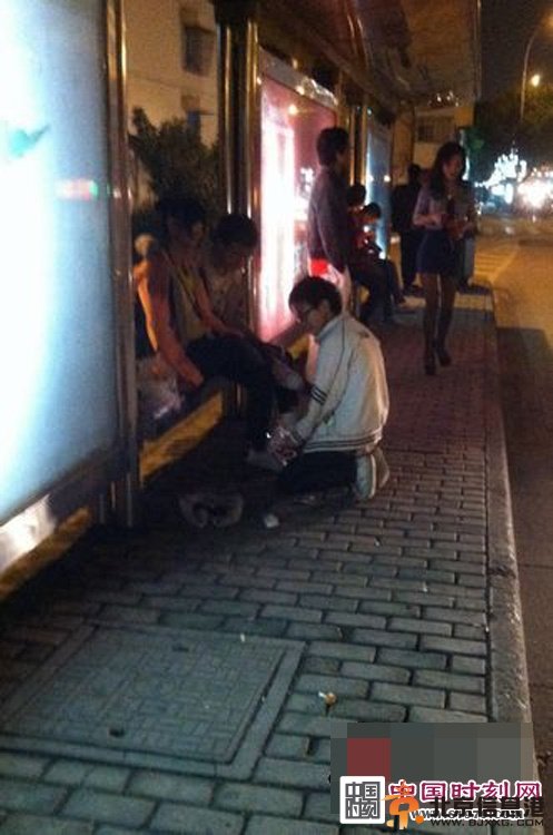 苏州小学生跪地求爱 性早熟的年代伤不起