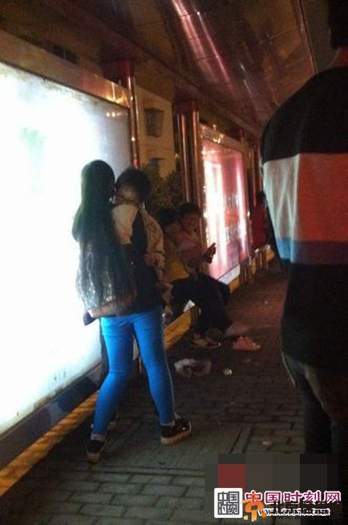 苏州小学生跪地求爱 性早熟的年代伤不起