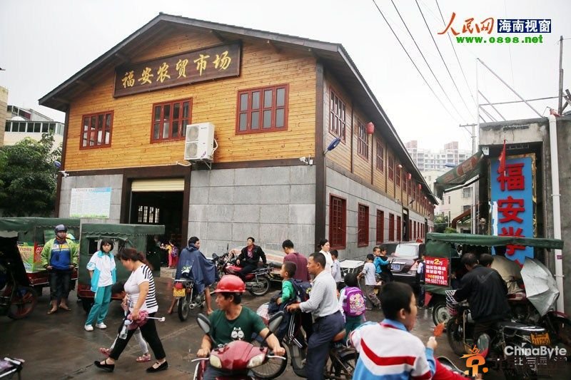海口“最美”仿古违建贯穿百米规划路，木屋两侧的路拥挤不堪