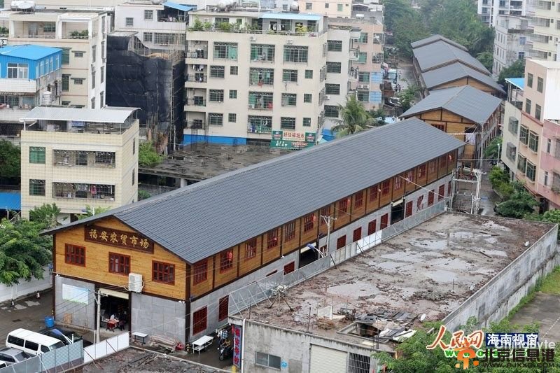 海口“最美”仿古违建贯穿百米规划路，木屋两侧的路拥挤不堪