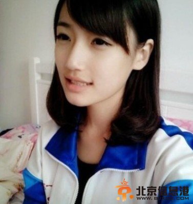 点击图片进入下一页 【高晴照片】校花高晴女神获微博“最美校服女生”称号
