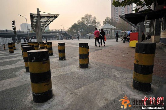 <a href='http://www.bjxxg.cn/news/beijing/' target='_blank'><u>北京</u></a>一地铁口密布“梅花桩” 行人过街不方便【2】