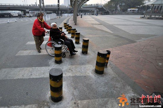 <a href='http://www.bjxxg.cn/news/beijing/' target='_blank'><u>北京</u></a>一地铁口密布“梅花桩” 行人过街不方便