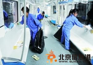 座椅下、靠背上、拉环里都是小广告。