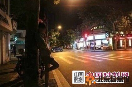 上海闹市裸拍照片女主角遭人肉 网名为荒野小蛮腰曾活跃于草榴