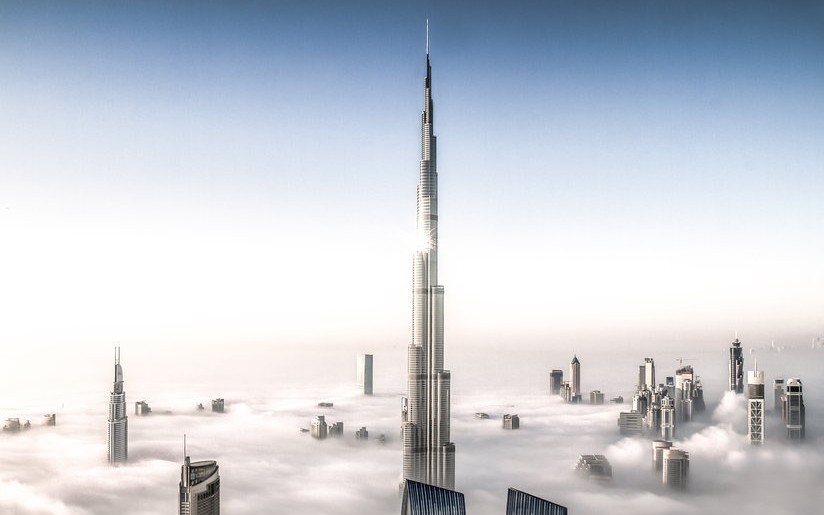 德国摄影师在摩天大楼上拍摄浓雾笼罩迪拜景象