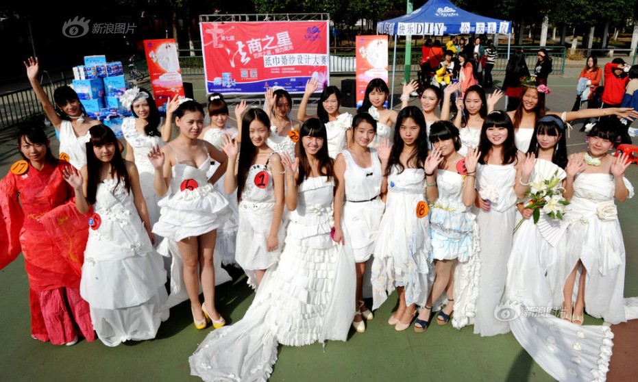 武汉大学生3米卫生纸造婚纱倡导低碳
