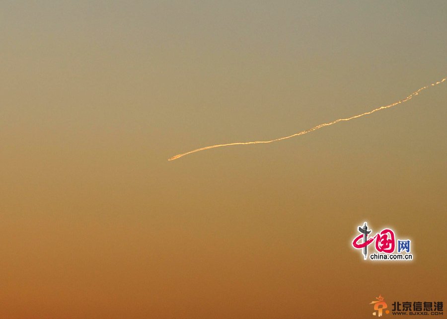 2012年12月17日傍晚,在<a href='http://www.bjxxg.cn/news/beijing/' target='_blank'><u>北京</u></a>西南方向,天空中出现不明飞行物,从一座建筑后面飞行而来。