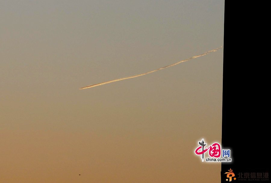 2012年12月17日傍晚,在北京西南方向,天空中出现不明飞行物,从一座建筑后面飞行而来。
