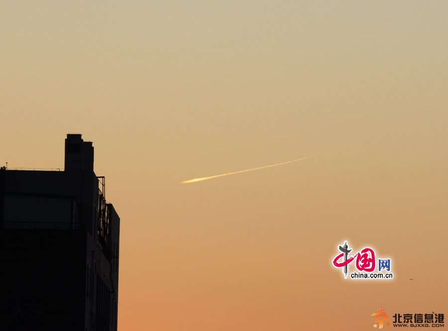 2012年12月17日傍晚,在北京西南方向,天空中出现不明飞行物,从一座建筑后面飞行而来。