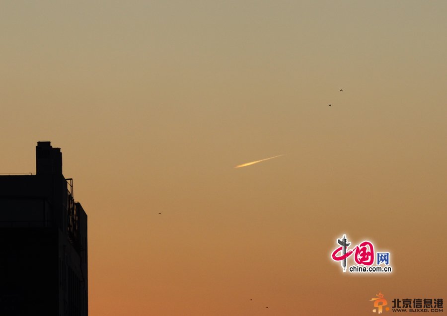 2012年12月17日傍晚,在北京西南方向,天空中出现不明飞行物,从一座建筑后面飞行而来。