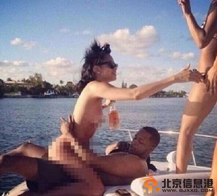 流行天后蕾哈娜不雅照外泄 全裸跨坐在猛男身上