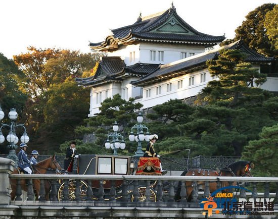 当地时间2013年11月19日，日本东京，新任美国驻日大使卡罗琳-肯尼迪乘坐马车前往皇居拜访天皇明仁。（图片：东方IC）