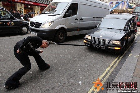 疯狂大力士：牙齿拉飞机辫子拖火车震惊观众（图）