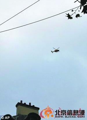 直升机在凯旋门上空巡逻。