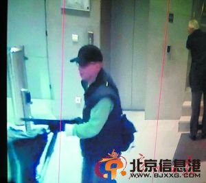 据悉，该嫌疑人连续制造了在BFM<a href='http://www.bjxxg.cn/ent/dianshi/' target='_blank'><u>电视</u></a>台威胁员工、《解放报》总部和拉德方斯商业区兴业银行门口枪击案，图为视频截图。