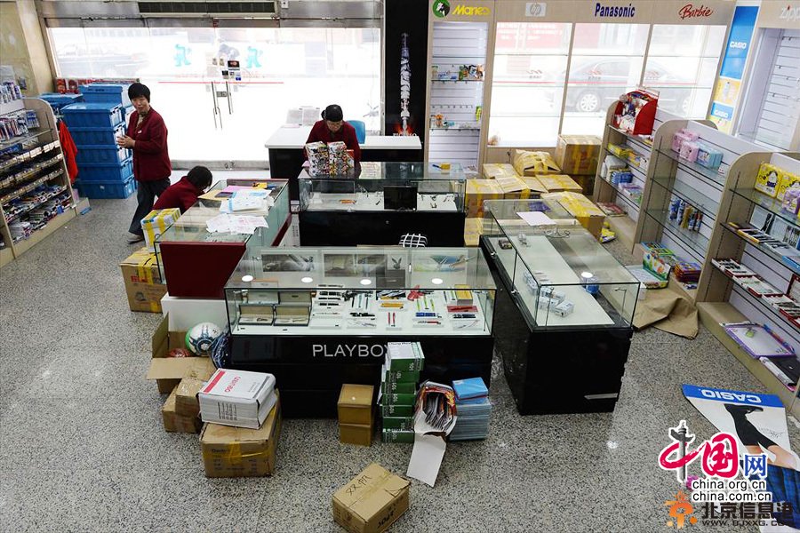 11月20日，工作人员在新华书店四川北路店一楼营业厅对图书进行整理清点。有着88年历史的新华书店四川北路店（前身是商务印书馆虹口分店）从上月起就传出要关门的消息，据书店管理方新华传媒称，书店并非关门，只是暂时调整业态，未来将以国际性书店配以咖啡吧的形式重新开业。