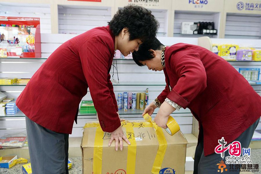 11月20日，上海市虹口区新华书店四川北路店，两名工作人员将图书进行封箱打包。有着88年历史的新华书店四川北路店（前身是商务印书馆虹口分店）从上月起就传出要关门的消息，据书店管理方新华传媒称，书店并非关门，只是暂时调整业态，未来将以国际性书店配以咖啡吧的形式重新开业。