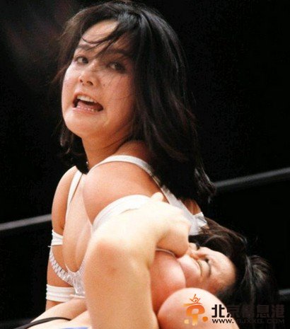 女子摔跤狂热大赛 日本女子摔跤撕内衣的高清视频