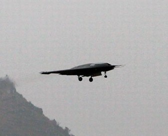 中国利剑隐身无人机成功首飞