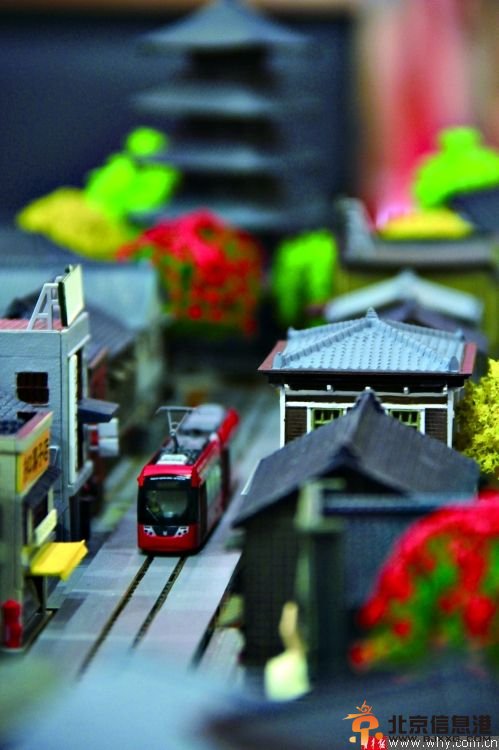 小伙花20余万收藏火车模型 沙盘上建火车王国