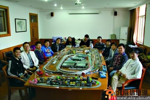 小伙花20余万收藏火车模型 沙盘上建火车王国