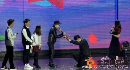 颁奖礼杜海涛跪拜权志龙照片 杜海涛为什么跪拜被爆吧