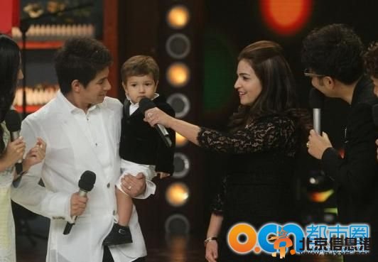 天天向上孔卡携老婆儿子 孔卡儿子本杰明照片 孔卡老婆照片