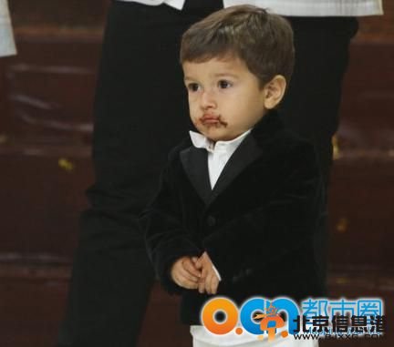天天向上孔卡携老婆儿子 孔卡儿子本杰明照片 孔卡老婆照片