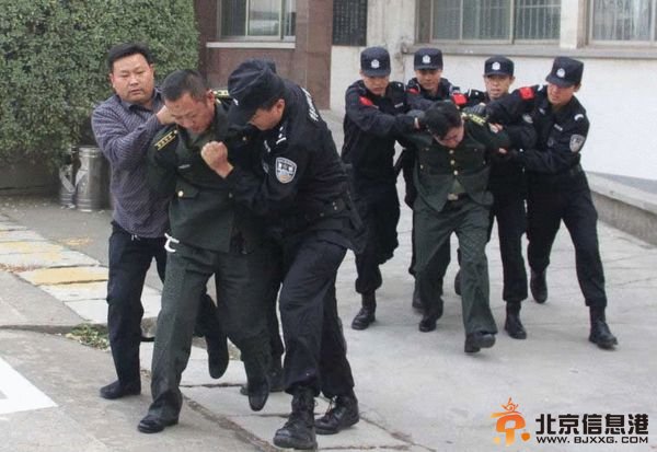 假军官团伙落网 “首长”吓尿(组图)
