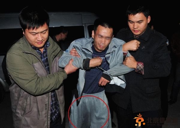 假军官团伙落网 “首长”吓尿(组图)