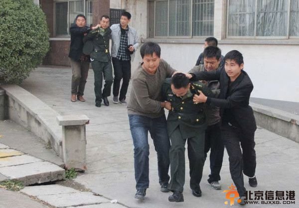 假军官团伙落网 “首长”吓尿(组图)