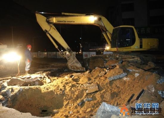 11月22日，在山东省青岛经济技术开发区中石化输油管道爆燃事故现场，救援人员正积极抢险。青岛经济技术开发区工委宣传部提供的消息，据消防部门不断搜救和卫生部门最新统计，截至当日18时，输油管道爆燃事故已造成35人死亡，其他伤亡情况正在核实中。新华社记者 王申 摄