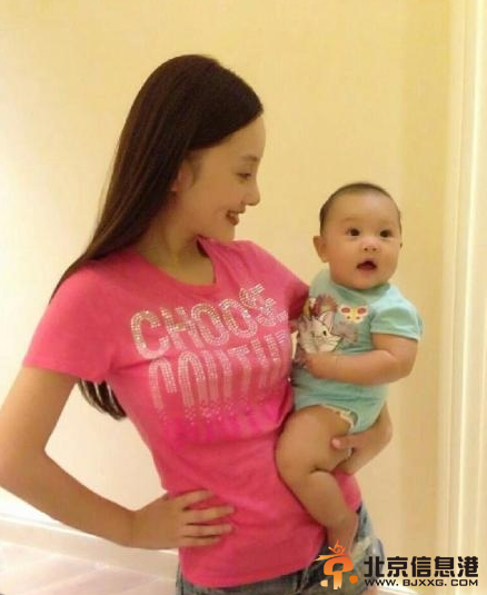 李小璐女儿被指不像妈妈抱错 再掀整容疑云