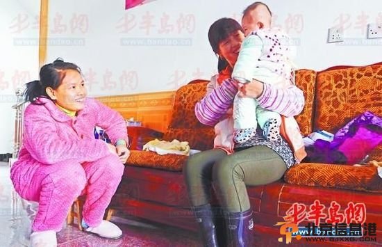 民警老虞从专业角度告诉记者外籍女孩的护照是真的