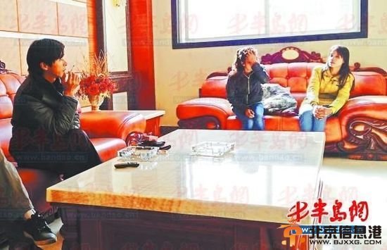 鄱阳湖乡村大酒店内，两个本地男子带着两个外籍女子给记者相亲