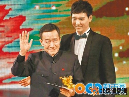 李雪健个人资料及照片 台湾金马奖李雪健戴国旗徽章领奖