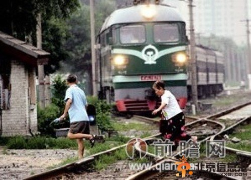 大妈穿铁道逼停火车引热议