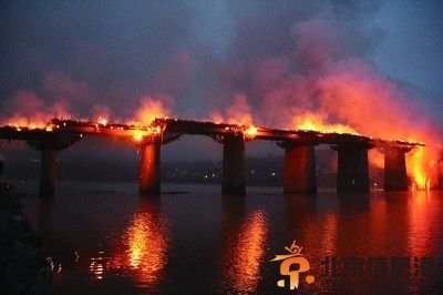 2013年11月28日，重庆“亚洲第一”廊桥一片火海图/CFP