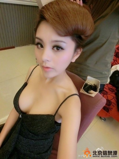 车模赵惟依托胸照曝光 巨乳走光十分劲爆