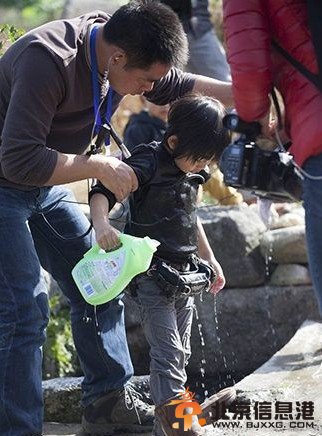 爸爸去哪儿第十期预告剧透 kimi掉水里 kimi为什么掉水里