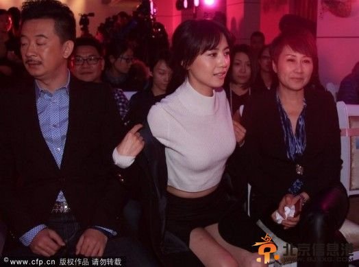 【图文】高圆圆穿短裙现身腿上有多处淤青 被疑遭家暴