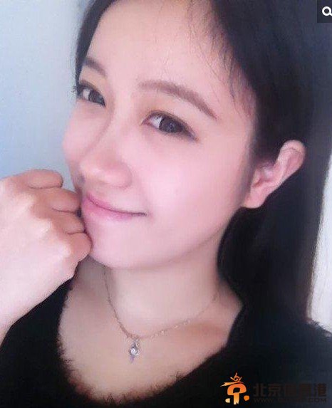 五星体育美女主播孙冰私家照曝光 俏皮可爱事业线十足(图)
