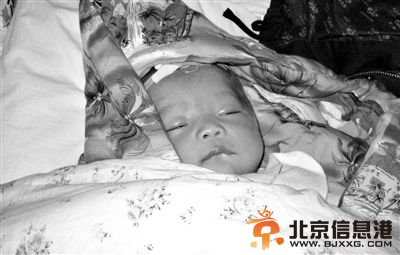 常德市第一人民医院重症病房，接种乙肝疫苗后出现不良反应的男婴。新华社发